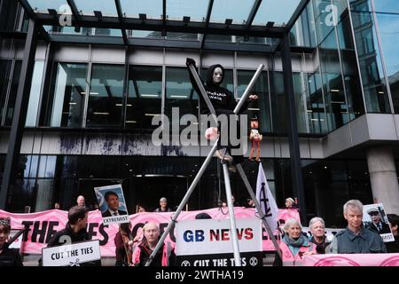 DATE RECORD NON INDIQUÉE contestation climatique : extinction Rebellion cible GB News à Londres L'action couper les liens avec les combustibles fossiles, organisée par extinction Rebellion XR. Les militants de XR ciblent GB News pour ne pas avoir dit la vérité sur le changement climatique et l’industrie des combustibles fossiles, plaidant pour une transition urgente vers les énergies renouvelables. Londres Angleterre Royaume-Uni Copyright : xJoaoxDanielxPereirax Banque D'Images
