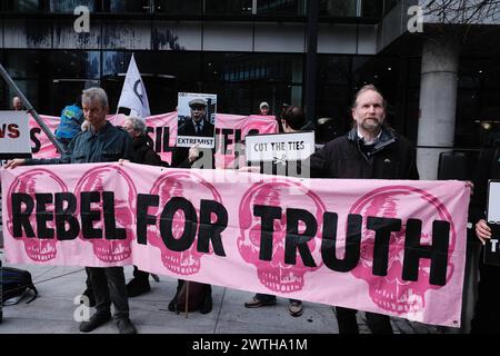DATE RECORD NON INDIQUÉE contestation climatique : extinction Rebellion cible GB News à Londres L'action couper les liens avec les combustibles fossiles, organisée par extinction Rebellion XR. Les militants de XR ciblent GB News pour ne pas avoir dit la vérité sur le changement climatique et l’industrie des combustibles fossiles, plaidant pour une transition urgente vers les énergies renouvelables. Londres Angleterre Royaume-Uni Copyright : xJoaoxDanielxPereirax Banque D'Images