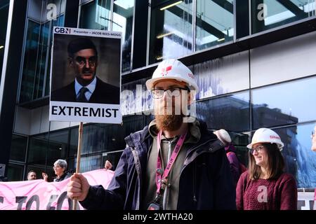 DATE RECORD NON INDIQUÉE contestation climatique : extinction Rebellion cible GB News à Londres L'action couper les liens avec les combustibles fossiles, organisée par extinction Rebellion XR. Les militants de XR ciblent GB News pour ne pas avoir dit la vérité sur le changement climatique et l’industrie des combustibles fossiles, plaidant pour une transition urgente vers les énergies renouvelables. Londres Angleterre Royaume-Uni Copyright : xJoaoxDanielxPereirax Banque D'Images