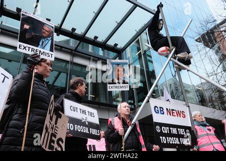 DATE RECORD NON INDIQUÉE contestation climatique : extinction Rebellion cible GB News à Londres L'action couper les liens avec les combustibles fossiles, organisée par extinction Rebellion XR. Les militants de XR ciblent GB News pour ne pas avoir dit la vérité sur le changement climatique et l’industrie des combustibles fossiles, plaidant pour une transition urgente vers les énergies renouvelables. Londres Angleterre Royaume-Uni Copyright : xJoaoxDanielxPereirax Banque D'Images