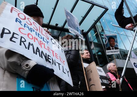 DATE RECORD NON INDIQUÉE contestation climatique : extinction Rebellion cible GB News à Londres L'action couper les liens avec les combustibles fossiles, organisée par extinction Rebellion XR. Les militants de XR ciblent GB News pour ne pas avoir dit la vérité sur le changement climatique et l’industrie des combustibles fossiles, plaidant pour une transition urgente vers les énergies renouvelables. Londres Angleterre Royaume-Uni Copyright : xJoaoxDanielxPereirax Banque D'Images