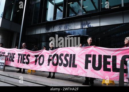 DATE RECORD NON INDIQUÉE contestation climatique : extinction Rebellion cible GB News à Londres L'action couper les liens avec les combustibles fossiles, organisée par extinction Rebellion XR. Les militants de XR ciblent GB News pour ne pas avoir dit la vérité sur le changement climatique et l’industrie des combustibles fossiles, plaidant pour une transition urgente vers les énergies renouvelables. Londres Angleterre Royaume-Uni Copyright : xJoaoxDanielxPereirax Banque D'Images