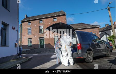 Charleroi, Belgique. 18 mars 2024. Des membres de l'unité technique de la police sont vus sur les lieux d'une opération policière à Lodelinsart, Charleroi, dimanche 17 mars 2024. Une perquisition de maison a dégénéré tôt lundi matin, lorsque le résident a commencé à tirer sur des policiers. Un membre de la Force de police spéciale est mort et plusieurs autres ont été blessés. L'agresseur aurait été neutralisé. BELGA PHOTO VIRGINIE LEFOUR crédit : Belga News Agency/Alamy Live News Banque D'Images