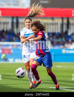 Barcelone, Espagne. 17 mars 2024. Barcelone, Espagne, 17 mars 2024 : Victoria Lopez 'Vicky' (30 Barcelone) et Natalia Ramos (14 UDG Tenerife) s'affrontent pour le ballon lors du match de football de Liga F entre le FC Barcelone et l'UD Tenerife au stade Johan Cruyff de Barcelone, Espagne (Judit Cartiel/SPP) crédit : SPP Sport photo de presse. /Alamy Live News Banque D'Images