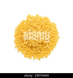 Pâtes italiennes conchiglie sur table blanche. Fond de cuisine italienne. Vue de dessus, directement au-dessus Banque D'Images