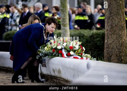 UTRECHT - le maire Sharon Dijksma et le ministre de la Justice et de la sécurité Dilan Yesilgoz déposent des fleurs lors de la commémoration de l'attaque du tramway du 18 mars 2019. Quatre personnes ont été tuées et plusieurs autres blessées lorsque Gökmen T. a ouvert le feu dans et autour d'un tramway sur la place du 24 octobre. La commémoration aura lieu annuellement pour la dernière fois, dorénavant tous les cinq ans. ANP ROBIN VAN LONKHUIJSEN pays-bas OUT - belgique OUT Banque D'Images