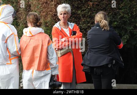 Charleroi, Belgique. 18 mars 2024. Le juge d'instruction est vu lors d'une opération de police à Lodelinsart, Charleroi, dimanche 17 mars 2024. Une perquisition de maison a dégénéré tôt lundi matin, lorsque le résident a commencé à tirer sur des policiers. Un membre de la Force de police spéciale est mort et plusieurs autres ont été blessés. L'agresseur aurait été neutralisé. BELGA PHOTO VIRGINIE LEFOUR crédit : Belga News Agency/Alamy Live News Banque D'Images