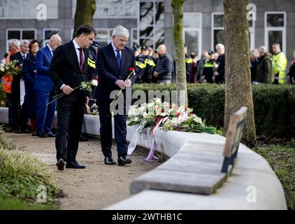 UTRECHT - le maire de la Haye (et ancien maire d'Utrecht) Jan van Zanen dépose des fleurs lors de la commémoration de l'attaque du tramway du 18 mars 2019. Quatre personnes ont été tuées et plusieurs autres blessées lorsque Gökmen T. a ouvert le feu dans et autour d'un tramway sur la 24 Oktoberplein. La commémoration aura lieu annuellement pour la dernière fois, dorénavant tous les cinq ans. ANP ROBIN VAN LONKHUIJSEN pays-bas OUT - belgique OUT Banque D'Images