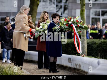 UTRECHT - le maire Sharon Dijksma et le ministre de la Justice et de la sécurité Dilan Yesilgoz déposent des fleurs lors de la commémoration de l'attaque du tramway du 18 mars 2019. Quatre personnes ont été tuées et plusieurs autres blessées lorsque Gökmen T. a ouvert le feu dans et autour d'un tramway sur la 24 Oktoberplein. La commémoration aura lieu annuellement pour la dernière fois, dorénavant tous les cinq ans. ANP ROBIN VAN LONKHUIJSEN pays-bas OUT - belgique OUT Banque D'Images