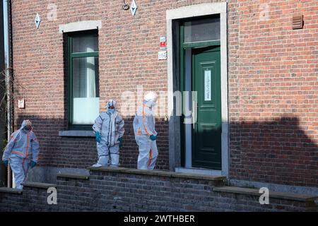 Charleroi, Belgique. 18 mars 2024. Des membres de l’unité technique de la police inspectent les lieux d’une opération policière à Lodelinsart, Charleroi, dimanche 17 mars 2024. Une perquisition de maison a dégénéré tôt lundi matin, lorsque le résident a commencé à tirer sur des policiers. Un membre de la Force de police spéciale est mort et plusieurs autres ont été blessés. L'agresseur aurait été neutralisé. BELGA PHOTO VIRGINIE LEFOUR crédit : Belga News Agency/Alamy Live News Banque D'Images