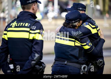 UTRECHT - les secouristes cherchent le réconfort les uns des autres lors de la commémoration de l'attaque du tramway du 18 mars 2019. Quatre personnes ont été tuées et plusieurs autres blessées lorsque Gökmen T. a ouvert le feu dans et autour d'un tramway express sur le 24 Oktoberplein. La commémoration aura lieu annuellement pour la dernière fois, dorénavant tous les cinq ans. ANP ROBIN VAN LONKHUIJSEN pays-bas OUT - belgique OUT Banque D'Images