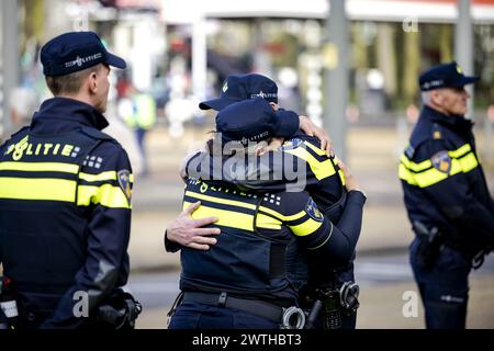 UTRECHT - les secouristes cherchent le réconfort les uns des autres lors de la commémoration de l'attaque du tramway du 18 mars 2019. Quatre personnes ont été tuées et plusieurs autres blessées lorsque Gökmen T. a ouvert le feu dans et autour d'un tramway express sur le 24 Oktoberplein. La commémoration aura lieu annuellement pour la dernière fois, dorénavant tous les cinq ans. ANP ROBIN VAN LONKHUIJSEN pays-bas OUT - belgique OUT Banque D'Images