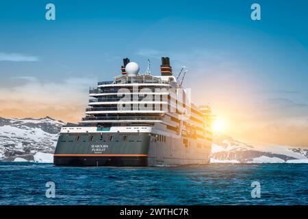 Cierva Cove, Antarctique - 11 janvier 2024 : bateau de croisière Seabourn Pursuit en Antarctique. Banque D'Images