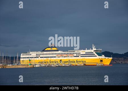 Vigo, Pontevedra, Espagne ; 18 décembre 2022; navire à passagers de luxe jaune Pascal Lota de la compagnie 'Corsica Sardinia Ferries' amarré dans le port de V Banque D'Images