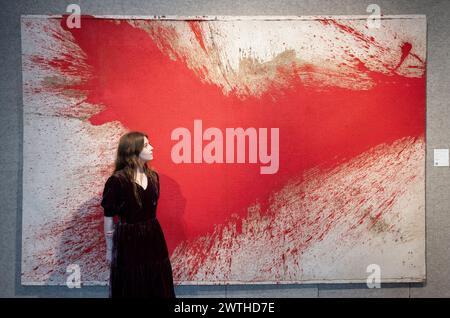 Bonhams, Londres, Royaume-Uni. 18 mars 2024. Bonhams vente d'après-guerre et d'art contemporain a lieu le 21 mars. Hermann Nitsch (1938-2022), Schüttbild, 1986. Acrylique et sang sur toile de jute sur une civière en bois. Estimation de 65 000 à 85 000 £. Crédit : Malcolm Park/Alamy Live News Banque D'Images