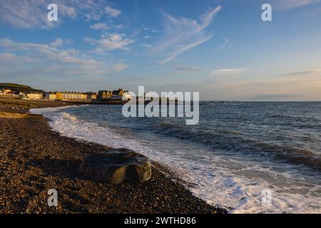 Marée du soir sur la plage à Aberystwyth au coucher du soleil. C'est une station balnéaire avec une longue promenade et est situé sur la côte galloise. Banque D'Images