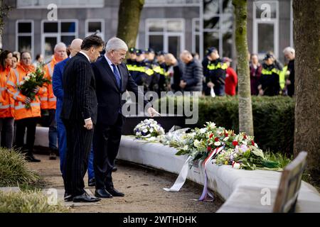 UTRECHT - le maire de la Haye (et ancien maire d'Utrecht) Jan van Zanen dépose des fleurs lors de la commémoration de l'attaque du tramway du 18 mars 2019. Quatre personnes ont été tuées et plusieurs autres blessées lorsque Gökmen T. a ouvert le feu dans et autour d'un tramway sur la 24 Oktoberplein. La commémoration aura lieu annuellement pour la dernière fois, dorénavant tous les cinq ans. ANP ROBIN VAN LONKHUIJSEN pays-bas OUT - belgique OUT Banque D'Images