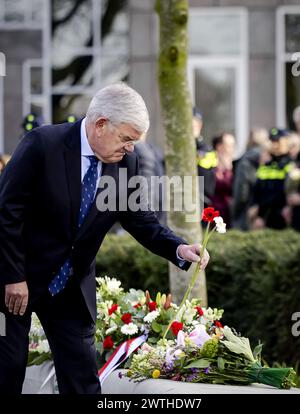 UTRECHT - le maire de la Haye (et ancien maire d'Utrecht) Jan van Zanen dépose des fleurs lors de la commémoration de l'attaque du tramway du 18 mars 2019. Quatre personnes ont été tuées et plusieurs autres blessées lorsque Gökmen T. a ouvert le feu dans et autour d'un tramway sur la 24 Oktoberplein. La commémoration aura lieu annuellement pour la dernière fois, dorénavant tous les cinq ans. ANP ROBIN VAN LONKHUIJSEN pays-bas OUT - belgique OUT Banque D'Images