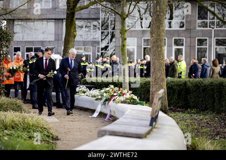 UTRECHT - le maire de la Haye (et ancien maire d'Utrecht) Jan van Zanen dépose des fleurs lors de la commémoration de l'attaque du tramway du 18 mars 2019. Quatre personnes ont été tuées et plusieurs autres blessées lorsque Gökmen T. a ouvert le feu dans et autour d'un tramway sur la 24 Oktoberplein. La commémoration aura lieu annuellement pour la dernière fois, dorénavant tous les cinq ans. ANP ROBIN VAN LONKHUIJSEN pays-bas OUT - belgique OUT Banque D'Images