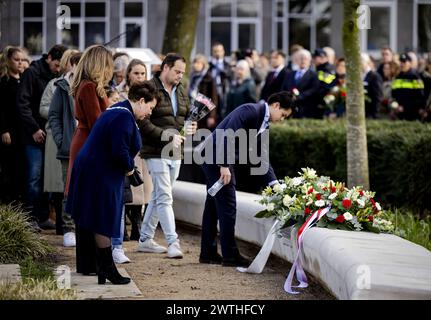 UTRECHT - le maire Sharon Dijksma et le ministre de la Justice et de la sécurité Dilan Yesilgoz déposent des fleurs lors de la commémoration de l'attaque du tramway du 18 mars 2019. Quatre personnes ont été tuées et plusieurs autres blessées lorsque Gökmen T. a ouvert le feu dans et autour d'un tramway sur la place du 24 octobre. La commémoration aura lieu annuellement pour la dernière fois, dorénavant tous les cinq ans. ANP ROBIN VAN LONKHUIJSEN pays-bas OUT - belgique OUT Banque D'Images