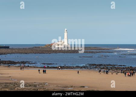 Phare de St Mary, sur une île à marée dans la ville côtière de Whitley Bay, North Tyneside, Royaume-Uni Banque D'Images