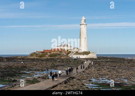 Phare de St Mary, sur une île à marée dans la ville côtière de Whitley Bay, North Tyneside, Royaume-Uni Banque D'Images