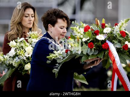 UTRECHT - le maire Sharon Dijksma et le ministre de la Justice et de la sécurité Dilan Yesilgoz déposent des fleurs lors de la commémoration de l'attaque du tramway du 18 mars 2019. Quatre personnes ont été tuées et plusieurs autres blessées lorsque Gökmen T. a ouvert le feu dans et autour d'un tramway sur la place du 24 octobre. La commémoration aura lieu annuellement pour la dernière fois, dorénavant tous les cinq ans. ANP ROBIN VAN LONKHUIJSEN pays-bas OUT - belgique OUT Banque D'Images