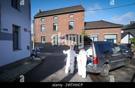 Charleroi, Belgique. 18 mars 2024. Des membres de l'unité technique de la police sont vus sur les lieux d'une opération policière à Lodelinsart, Charleroi, dimanche 17 mars 2024. Une perquisition de maison a dégénéré tôt lundi matin, lorsque le résident a commencé à tirer sur des policiers. Un membre de la Force de police spéciale est mort et plusieurs autres ont été blessés. L'agresseur aurait été neutralisé. BELGA PHOTO VIRGINIE LEFOUR crédit : Belga News Agency/Alamy Live News Banque D'Images