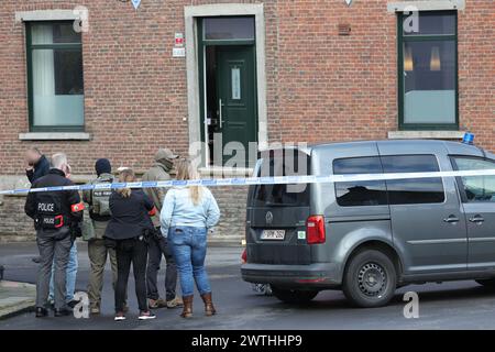 Charleroi, Belgique. 18 mars 2024. La scène d'une opération policière à Lodelinsart, Charleroi, dimanche 17 mars 2024. Une perquisition de maison a dégénéré tôt lundi matin, lorsque le résident a commencé à tirer sur des policiers. Un membre de la Force de police spéciale est mort et plusieurs autres ont été blessés. L'agresseur aurait été neutralisé. BELGA PHOTO VIRGINIE LEFOUR crédit : Belga News Agency/Alamy Live News Banque D'Images