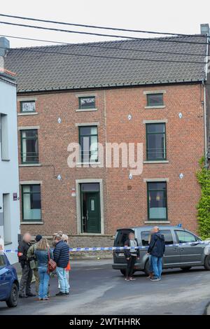 Charleroi, Belgique. 18 mars 2024. La scène d'une opération policière à Lodelinsart, Charleroi, dimanche 17 mars 2024. Une perquisition de maison a dégénéré tôt lundi matin, lorsque le résident a commencé à tirer sur des policiers. Un membre de la Force de police spéciale est mort et plusieurs autres ont été blessés. L'agresseur aurait été neutralisé. BELGA PHOTO VIRGINIE LEFOUR crédit : Belga News Agency/Alamy Live News Banque D'Images