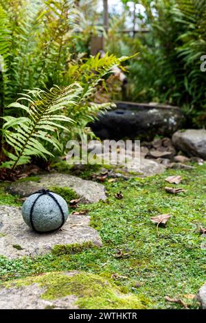 Un rocher japonais dans les jardins japonais Lafcadio Hearn, un jardin magnifique qui reflète la vie de l'écrivain irlandais-grec, à Tramore, en Irlande Banque D'Images