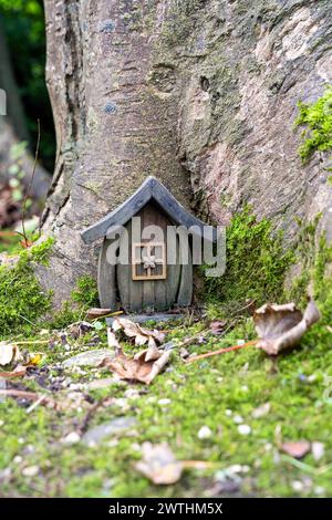 Maison de fées où vivent les fées, dans les jardins japonais Lafcadio Hearn, jardins qui reflètent la vie de l'écrivain irlandais-grec, Tramore, Irlande Banque D'Images