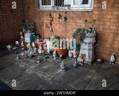 Gnomes et divers ornements exposés dans un jardin urbain à Liverpool. Banque D'Images