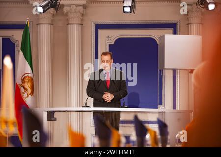 Auvers sur Oise, France. 16 mars 2024. Ahmed Kamel, journaliste syrien de premier plan, anime la conférence. Au milieu du mois sacré du Ramadan, des dirigeants musulmans de France, Jordanie, Syrie, Tunisie, Algérie, le Yémen, la Palestine et d’autres Nations du moyen-Orient ont assisté à une conférence au siège du CNRI le 16 mars 2024, à Auvers-sur-Oise, en France. Crédit : SOPA images Limited/Alamy Live News Banque D'Images