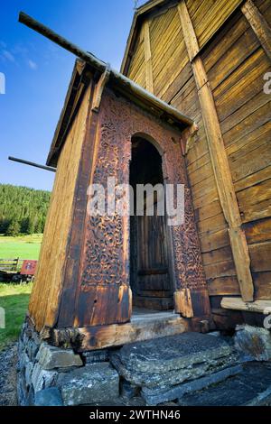 Porte décorative à l'église Lomen Stave, Norvège Banque D'Images