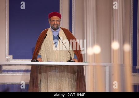 Auvers sur Oise, France. 16 mars 2024. Cheikh Dahou Meskine, Secrétaire général du Conseil des Imams de France et Président du Comité des musulmans de France contre l’extrémisme et pour les droits de l’homme, s’exprimant lors de la conférence. Au milieu du mois sacré du Ramadan, des dirigeants musulmans de France, Jordanie, Syrie, Tunisie, Algérie, le Yémen, la Palestine et d’autres Nations du moyen-Orient ont assisté à une conférence au siège du CNRI le 16 mars 2024, à Auvers-sur-Oise, en France. Crédit : SOPA images Limited/Alamy Live News Banque D'Images