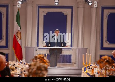 Auvers sur Oise, France. 16 mars 2024. Le Dr Mohammed Nazir Alhakim, co-fondateur de la Coalition nationale syrienne, s’exprime lors de la conférence. Au milieu du mois sacré du Ramadan, des dirigeants musulmans de France, Jordanie, Syrie, Tunisie, Algérie, le Yémen, la Palestine et d’autres Nations du moyen-Orient ont assisté à une conférence au siège du CNRI le 16 mars 2024, à Auvers-sur-Oise, en France. Crédit : SOPA images Limited/Alamy Live News Banque D'Images