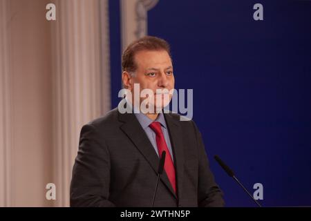 Auvers sur Oise, France. 16 mars 2024. Ahmed Kamel, journaliste syrien de premier plan, anime la conférence. Au milieu du mois sacré du Ramadan, des dirigeants musulmans de France, Jordanie, Syrie, Tunisie, Algérie, le Yémen, la Palestine et d’autres Nations du moyen-Orient ont assisté à une conférence au siège du CNRI le 16 mars 2024, à Auvers-sur-Oise, en France. Crédit : SOPA images Limited/Alamy Live News Banque D'Images