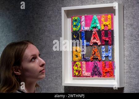 Londres, Royaume-Uni. 18 mars 2024. Un membre du personnel avec « Blah, Blah, Blah (Purple) », 2013, de me Bochner (est. £7 000 - £10,000) en avant-première pour la vente d’art contemporain et d’après-guerre de Bonhams. Les lots seront mis aux enchères le 21 mars dans les galeries Bonham’s New Bond Street. Credit : Stephen Chung / Alamy Live News Banque D'Images