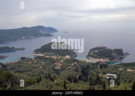 Grèce, Île de Corfou, Paleokastritsa : vue sur le port et les petites baies d'en haut. Le bâtiment jaune sur la péninsule de droite est le histo Banque D'Images