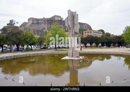 Grèce, île de Corfou, Kerkyra (CorfuTown) : la nouvelle forteresse (Neo Frourio) reflétée dans la piscine de la fontaine moderne sur la place du Vieux Port. Banque D'Images