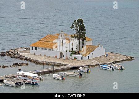 Grèce, île de Corfou, Kanoni : le couvent de Panagia Vlahernon sur l'île Vlaherna peut être atteint en marchant le long de la jetée. Banque D'Images