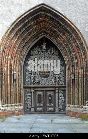 Allemagne, Mecklenburg-Vorpommern, Stralsund (Hansa Town) : porte ouest baroque récemment restaurée de l'église Saint-Nicolas avec une image de Nicholas, th Banque D'Images