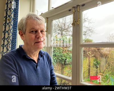 Londres, Royaume-Uni. 12 mars 2024. Axel Scheffler, illustrateur allemand Grüffel, se tient dans sa salle à manger. Le livre d'images 'Der Grüffelo' a été publié pour la première fois le 23 mars 1999 et ravit les enfants du monde entier depuis lors. Crédit : Christoph Meyer/dpa/Alamy Live News Banque D'Images