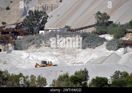 Grèce, île de Yali : manipulation de pumicite ou de pierre ponce en poudre avec du matériel de terrassement, avant expédition. Banque D'Images