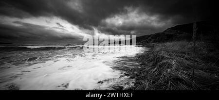 Sandy Creek sur le côté est de Findochty, Moray, un jour sauvage et venteux de fin d'hiver. Banque D'Images