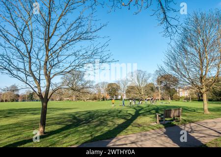 Une vue sur Marble Hill Park à Twickenham, Surrey, Royaume-Uni par un matin de printemps ensoleillé. Banque D'Images