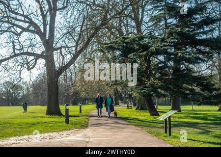 Les gens sortent pour une promenade un samedi matin ensoleillé au début du printemps à Marble Hill Park à Twickenham, Surrey, Royaume-Uni Banque D'Images