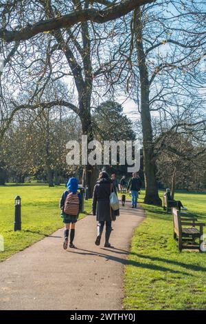 Les gens sortent pour une promenade un samedi matin ensoleillé au début du printemps à Marble Hill Park à Twickenham, Surrey, Royaume-Uni Banque D'Images