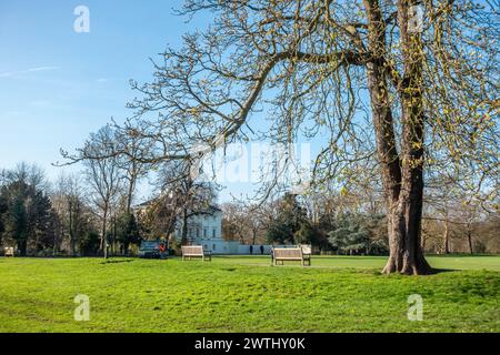 Une vue sur Marble Hill Park à Twickenham, Surrey, par une journée ensoleillée au début du printemps Banque D'Images